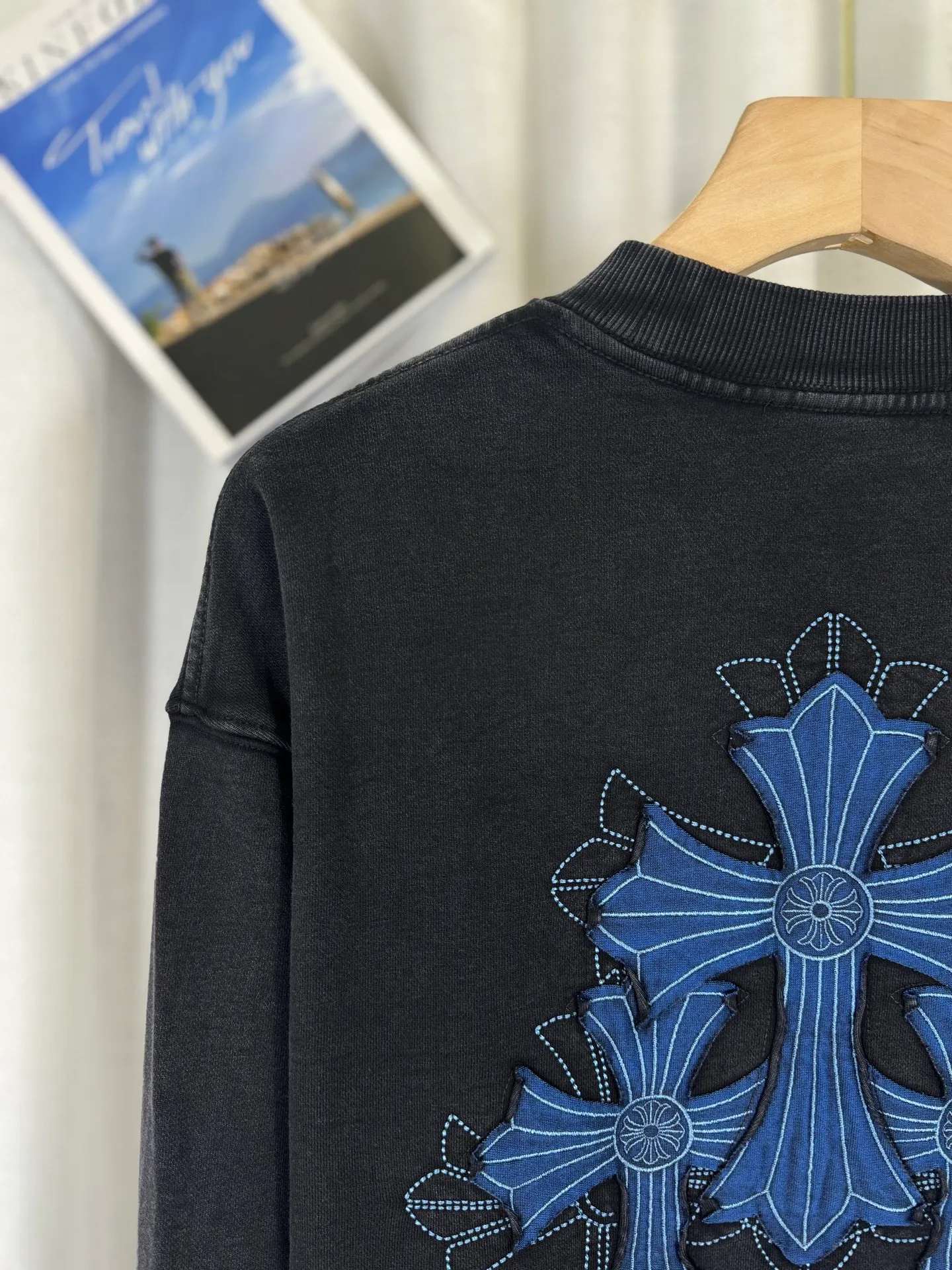 P280 top version, real shot without P, ​​different from market currency) 𝗖𝗵𝗿𝗼𝗺𝗲 𝗛𝗲𝗮𝗿𝘁𝘀/Cro Heart 2025 washed patch embroidery autumn and winter new original single counter American laser burnt 3D three-dimensional patch embroidery couple casual sweatshirt 👑The highest version! Customized fabric 430g tripe terry fabric! American acid-washed and distressed original fabric laser burnt ✟appliqué embroidery and exquisite embroidery of letters! The best-selling model in the counter, very comfortable to wear. Accessories: original molded and authenticated collar label➕100% silk wash label. Genuine purchase-grade original hangtag➕matching hanging rope➕3D hanging beads➕original packaging bag. Craftsmanship: The original version has consistent wiring! The highest version of the armhole matching technique! Color: Gray Black Size: S M L XL Style No.: 9325